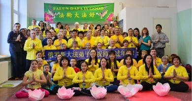 Последователи Фалуньгун сердечно поздравляют глубокоуважаемого Мастера Ли Хунчжи с Новым 2019 Годом!