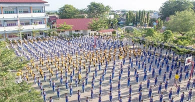 800 индонезийских учащихся старших классов выполняют упражнения Фалуньгун. Индонезия, январь 2019 года Фото: minghui.org