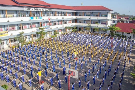 Учащиеся обучаются упражнениям Фалуньгун