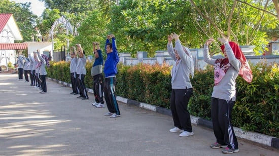 Преподаватели изучают второе упражнение Фалуньгун «Стоячая свая Фалунь»