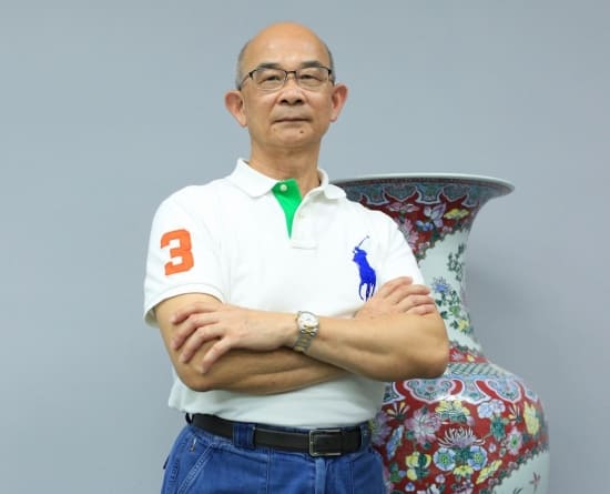 Хуан Шикунь преподаёт в университете Фэн Чиа. Кроме того, он создал новую компанию  после ухода из текстильного бизнеса. Фото: minghui.org