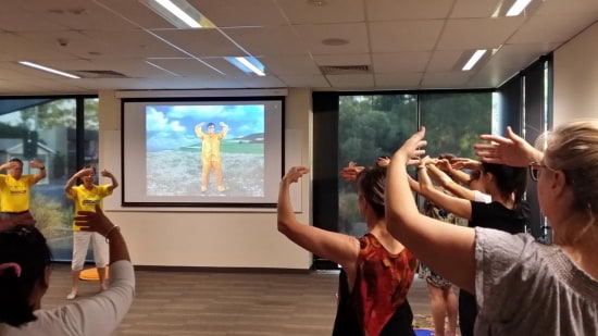 Местные жители изучают второе упражнение Фалуньгун в общественном центре Тебатон в Аделаиде (Австралия), январь 2019 г.