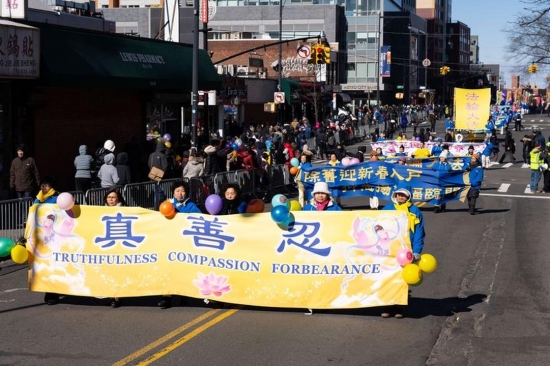 Участники парада несут плакат, на котором начертаны слова Истина, Доброта, Терпение