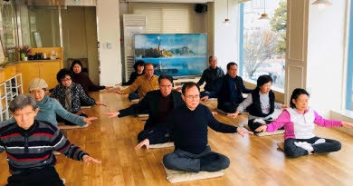Участники семинара выполняют пятое упражнение Фалуньгун (медитацию)