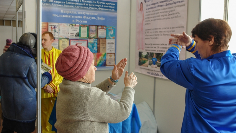 Возраст – не помеха в обучении упражнениям Фалуньгун. На выставке-ярмарке «Старшее поколение 50+», Челябинск, 2019 г.