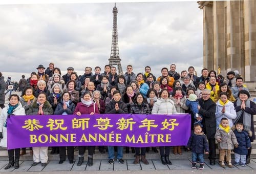 Практикующие Фалуньгун из Парижа желают Учителю Ли счастливого Нового года и выражают свою признательность за наставления и руководство в совершенствовании