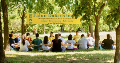 Участники межконфессионального мероприятия в Аргентине обучаются медитативному упражнению Фалунь Дафа