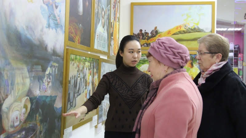 Гид проводит экскурсию по выставке картин «Истина-Доброта-Терпения». Иркутск, 2019 г.
