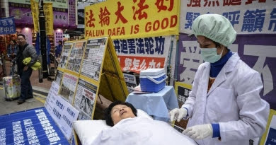 Инсценировка насильственного извлечения органов у живых практикующих Фалуньгун, санкционированного компартией Китая. Снимок был сделан 12 января 2013 года в Гонконге
