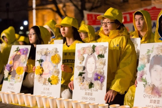 С восьми до десяти часов вечера практикующие Фалуньгун проводили акцию с зажжёнными свечами, чтобы почтить память своих единомышленников, которые погибли в результате 20-летнего преследования Фалуньгун компартией Китая