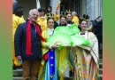 Мэр Кутанса (слева) сфотографировался с практикующими Фалуньгун