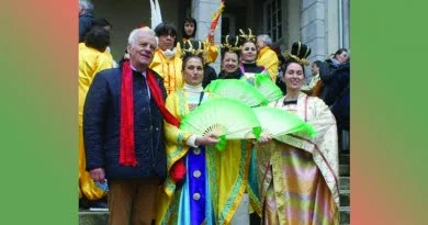 Мэр Кутанса (слева) сфотографировался с практикующими Фалуньгун