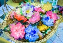 Разноцветные бумажные цветы лотоса, изготовленные практикующими Фалуньгун, – символы духовного совершенствования человека