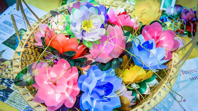 Разноцветные бумажные цветы лотоса, изготовленные практикующими Фалуньгун, – символы духовного совершенствования человека