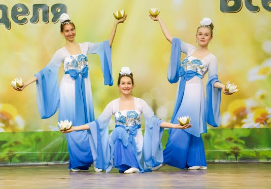 Практикующие Фалуньгун исполняют китайский танец