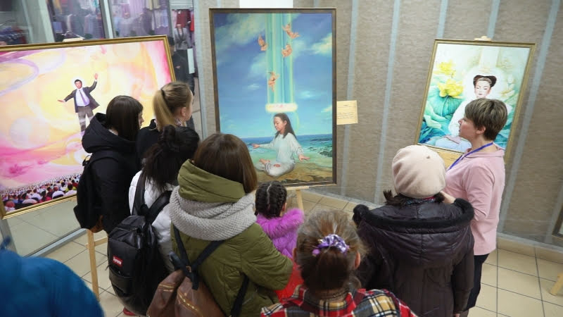 У картин, изображающих сцены совершенствования последователей Фалуньгун
