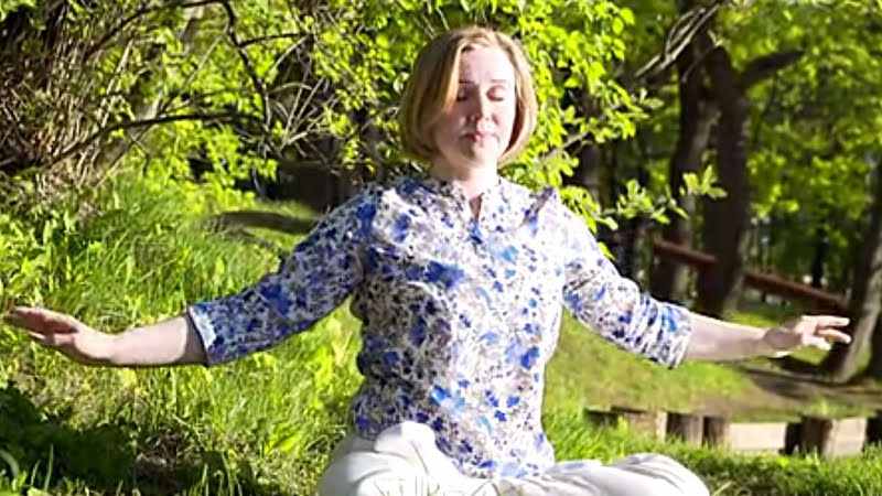 Светлана выполняет медитативное упражнение Фалуньгун