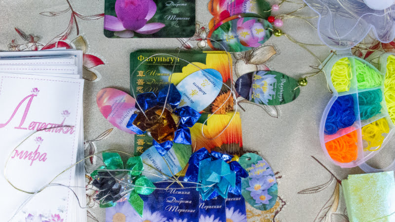 "Сувениры", подготовленные последователями Фалуньгун, и которые получали участники акции "Лепестки мира"