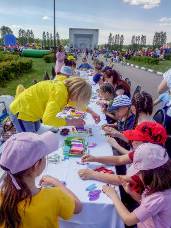Орловские дети старательно складывают бумажные лотосы