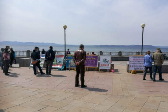 Мероприятие последователей Фалуньгун на набережной во Владивостоке, 2019 г.