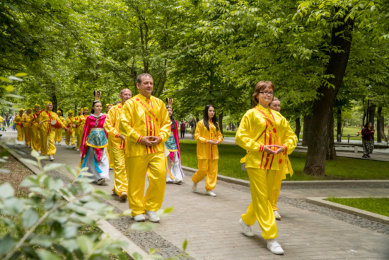 Праздничное шествие последователей Фалуньгун