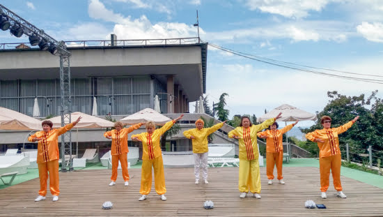 Демонстрация упражнений Фалуньгун на территории санатория
