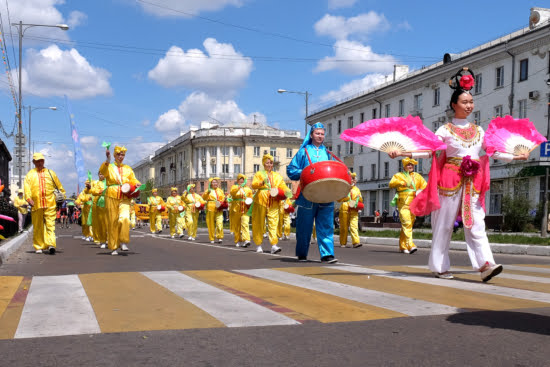 Колонна последователей Фалуньгун на празднике День города Ангарска. Фото: Николай Ошкай