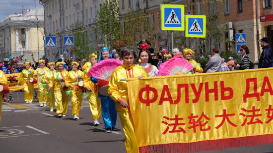 Колонна последователей Фалуньгун на празднике День города Ангарска. Фото: Николай Ошкай