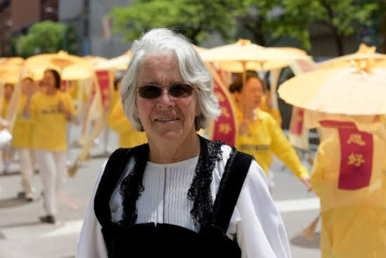Рут из Швейцарии надеется, что больше китайцев смогут узнать правдивые факты о Фалуньгун. «Мне очень посчастливилось быть здесь, в Нью-Йорке, и рассказывать людям о Фалуньгун», – сказала она