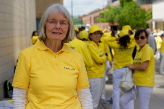 Кристина из Германии сказала: «Я надеюсь, что больше людей смогут узнать, какой удивительной является практика Фалуньгун, и как во многих странах люди совершенствуются по этой школе». Хотя Кристине 68 лет, но после длинного маршрута парада она чувствовала себя очень энергичной