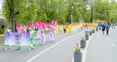 Праздничное шествие последователей Фалуньгун в честь Дня рождения Мастера Ли Хунчжи. Москва, 2019 г.