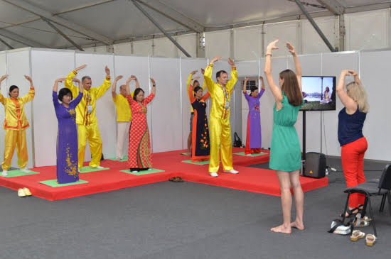Демонстрация упражнений Фалуньгун на Фестивале здорового образа жизни. Фото: Андрей Михайловский