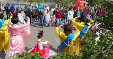 Выступление последователей Фалуньгун на импровизированной сцене во время Дня защиты детей. Иркутск, 2019 г.