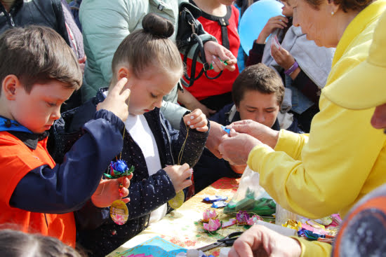 Дети складывают бумажные цветки лотоса