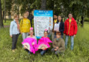 Группа последователей Фалуньгун, участвовавших в молодёжном празднике