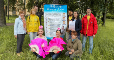 Группа последователей Фалуньгун, участвовавших в молодёжном празднике