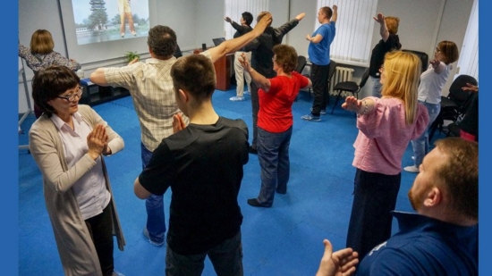 Обучение упражнениям Фалуньгун на семинаре в Москве