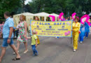 Торжественное шествие последователей Фалуньгун по Детскому парку в День города Пскова