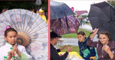 Юная последовательница Фалуньгун на карнавальном шествии в г. Шелехово (слева); Дождь - не помеха, когда есть интересное занятие (на «Фестиваль Малины») (справа)