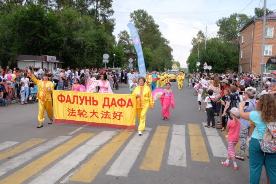 На улице, по которой двигалось карнавальное шествие, было многолюдно. Фото: Николай Ошкай
