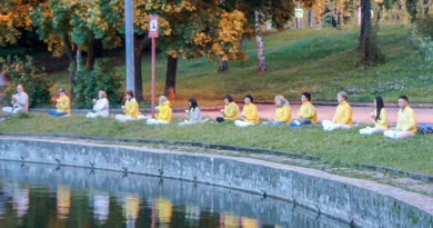 Медитация со свечами напротив китайского Посольства в Москве в память о погибших от репрессий практикующих Фалуньгун  в КНР