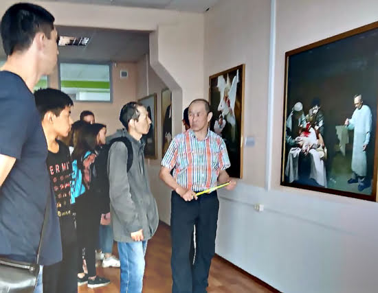 Гид рассказывает посетителям выставки об истории создания картины и поясняет её содержание