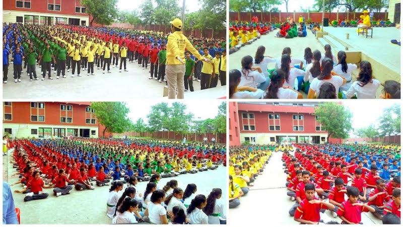 Практикующие Фалунь Дафа обучают упражнениям учеников и преподавателей в средней школе Святого Ксавьера, Индия