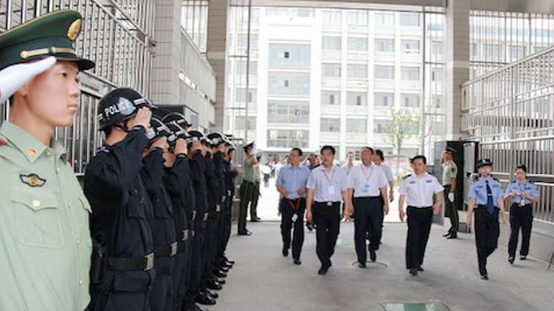 Прибытие начальства в одну из тюрем КНР