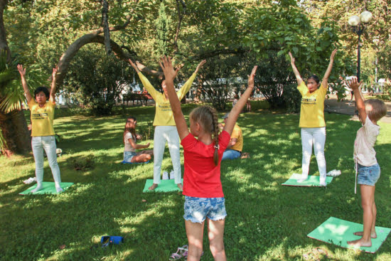 Дети с удовольствием обучались упражнениям Фалуньгун. Фото: Александр Трушников