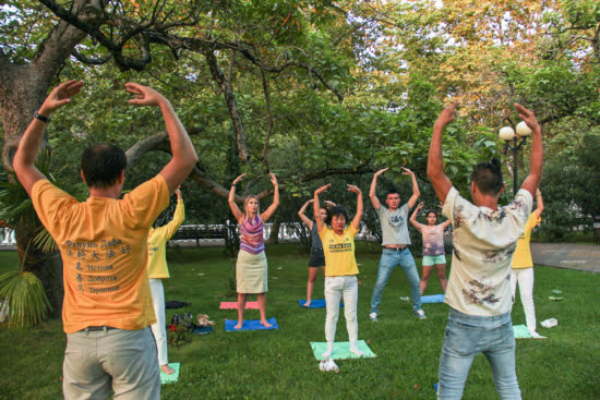 Желающие обучиться упражнениям Фалуньгун присоединялись к демонстрирующих их практикующим. Фото: Александр Трушников