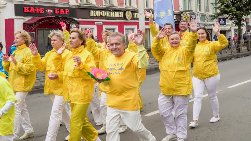 Участники праздничной колонны последователей Фалунь Дафа. День города Кострома, август 2019 г. Фото: faluninfo.ru