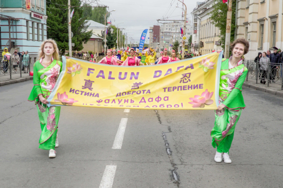Начало праздничной колонны последователей Фалунь Дафа. Фото: faluninfo.ru