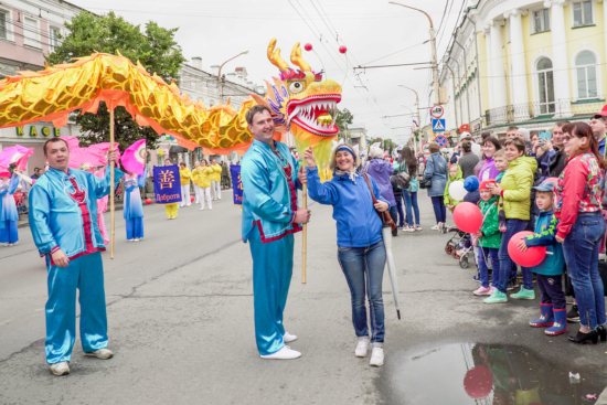 «Золотой дракон» в праздничной колонне последователей Фалунь Дафа. Фото: faluninfo.ru