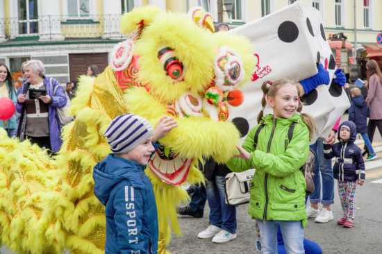 «Золотой лев» в праздничной колонне последователей Фалунь Дафа. Фото: faluninfo.ru